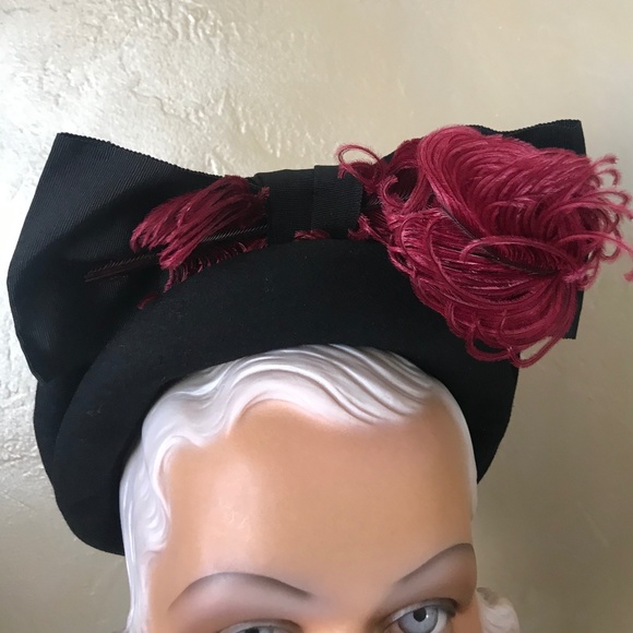 ENCHANTING 1940s' BLACK FELT BERET WITH BURGUNDY OSTRICH FEATHER + FABRIC BOW - Picture 2 of 13